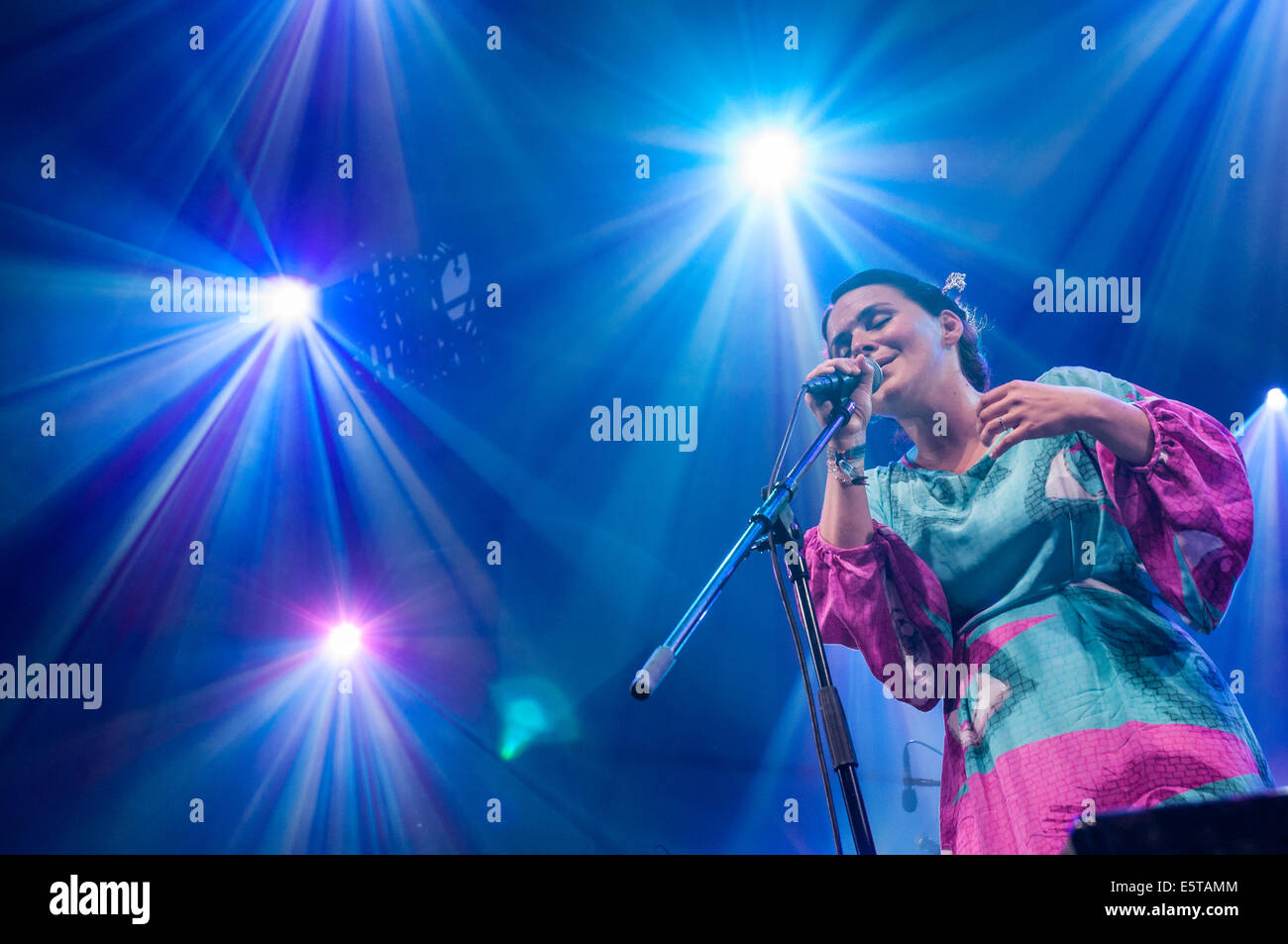 Emilíana Torrini live im Konzert mit ihrer band Stockfoto