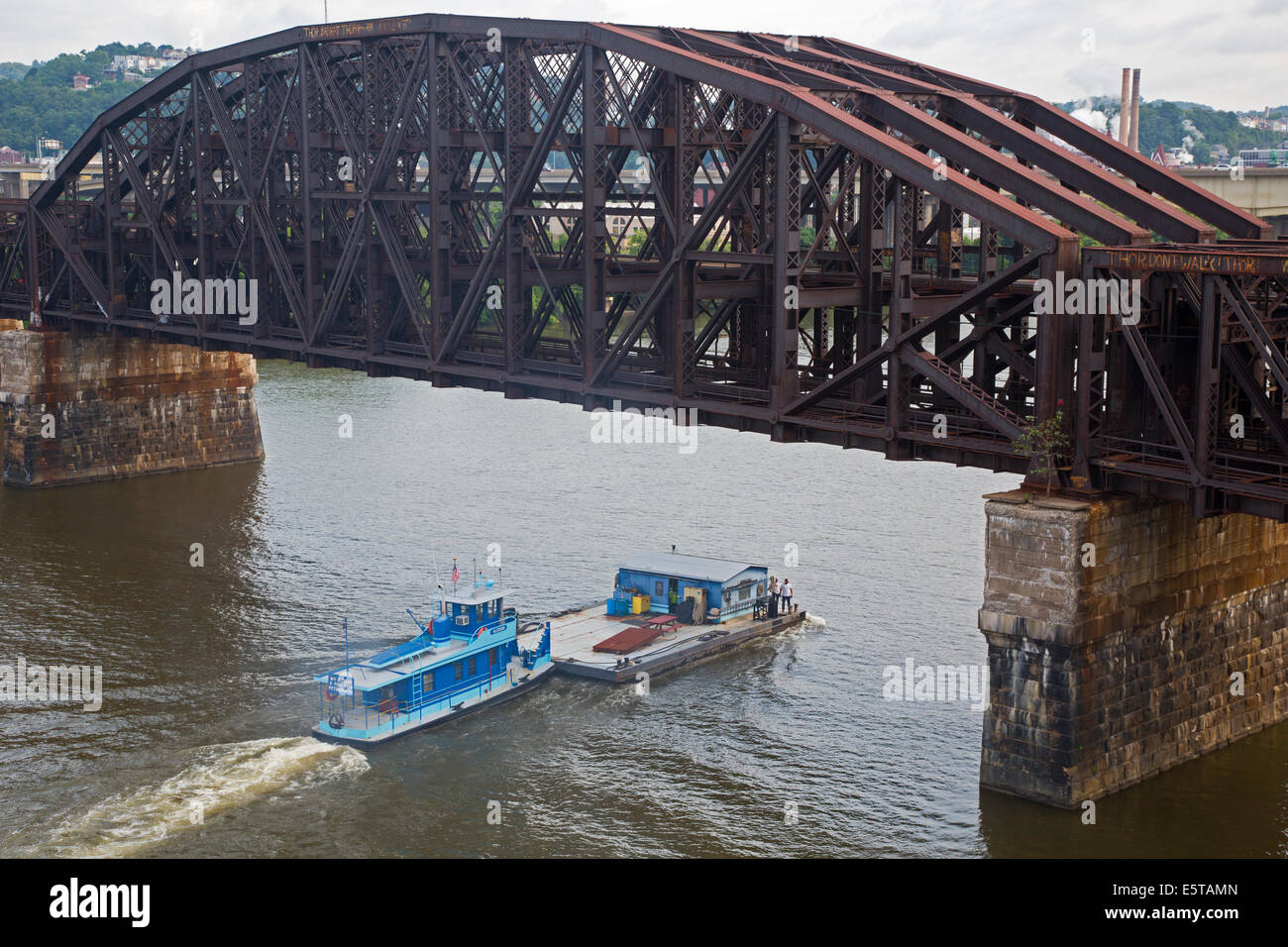 Pittsburgh, Pennsylvania - ein Schlepper schiebt ein Lastkahn auf dem Allegheny River. Stockfoto