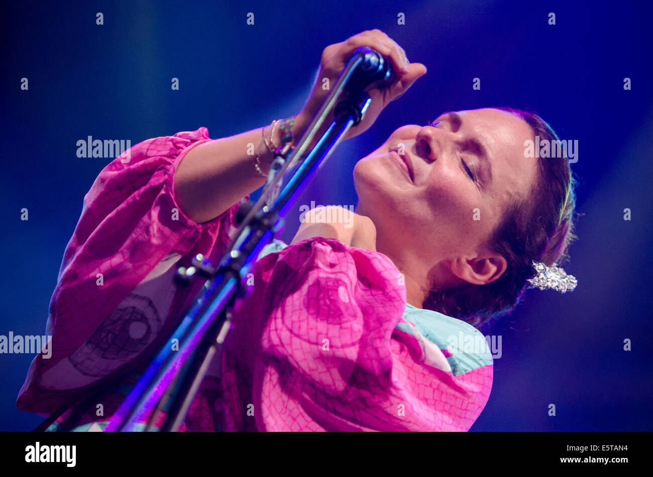 Emilíana Torrini live im Konzert mit ihrer band Stockfoto
