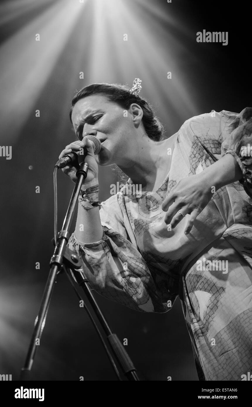 Emilíana Torrini live im Konzert mit ihrer band Stockfoto