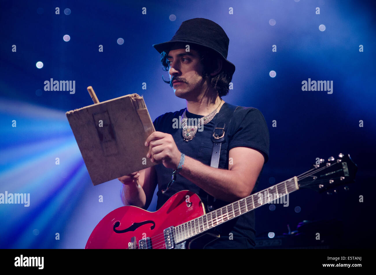 Emilíana Torrini live im Konzert mit ihrer band Stockfoto