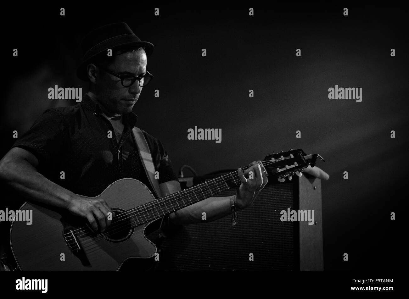 Emilíana Torrini live im Konzert mit ihrer band Stockfoto