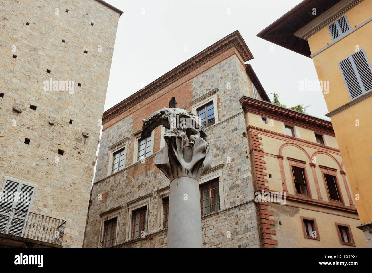 Italien Piazza di Postierla Siena Toscana Toskana. Blick auf die Statue von Remus und Romulus und ihre Mutter wolf Stockfoto