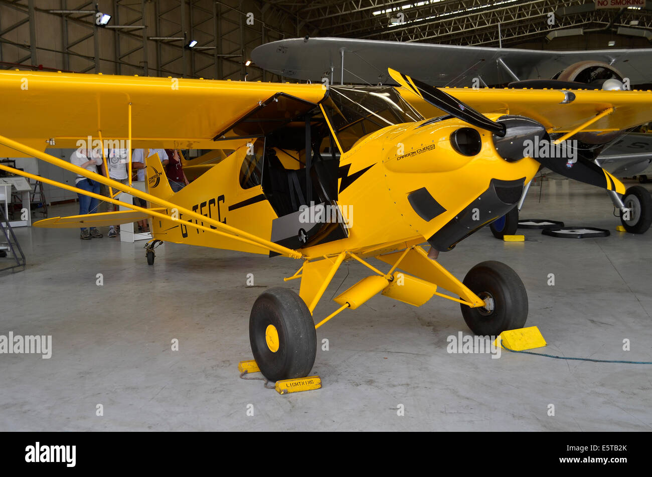CubCrafters Carbon Cub SS hangariert Duxford Airfield Stockfoto