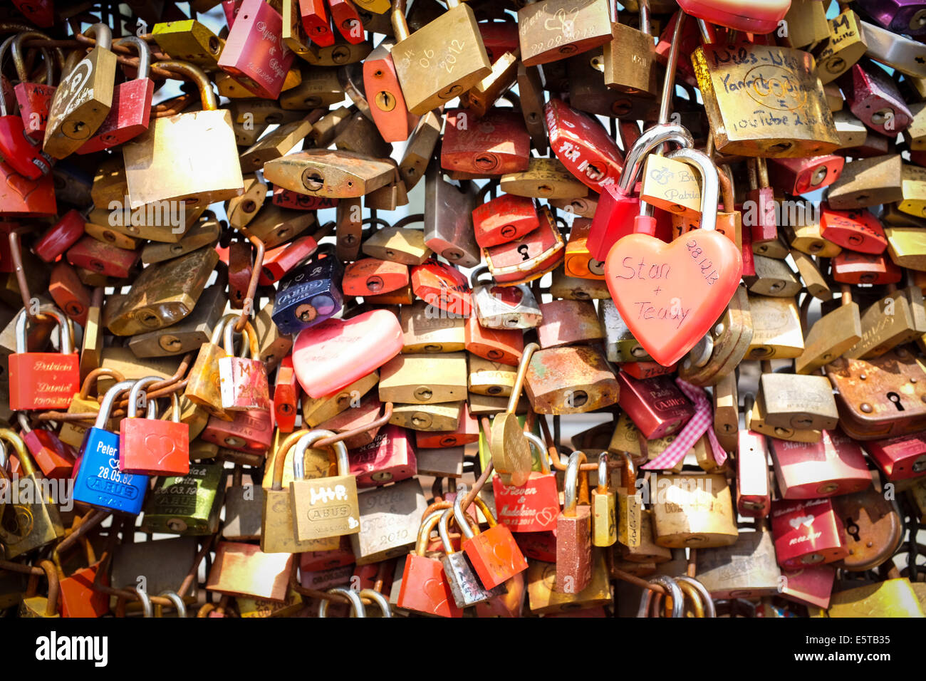 Vorhängeschlösser, die als Symbol für Liebe für immer an der Wand der Liebe in der Hohenzollernbrücke in Köln, Deutschland Stockfoto