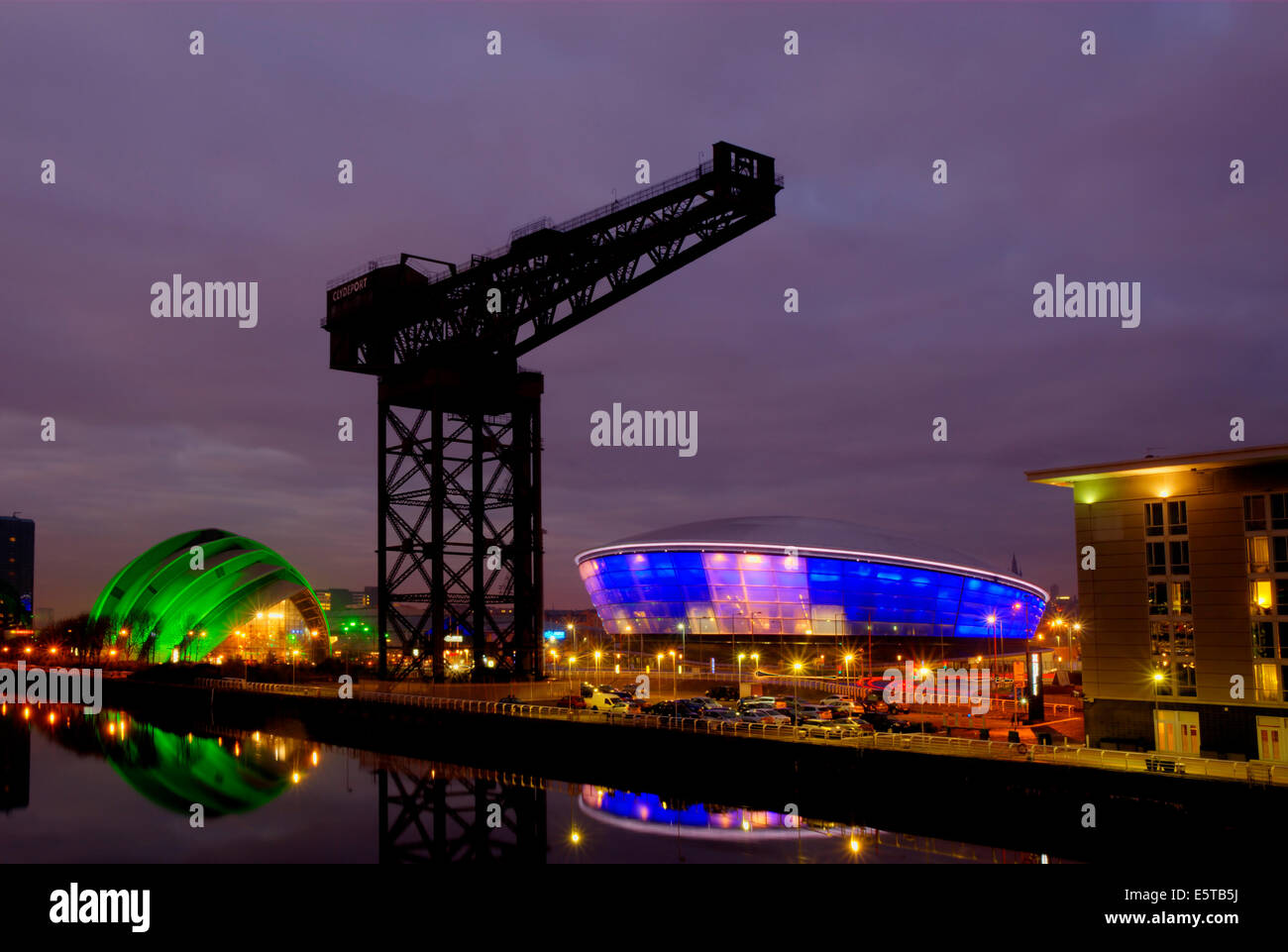 Glasgow in der Nacht - Finnieston Crane mit Hydro und dem Clyde Auditorium (Gürteltier) Stockfoto
