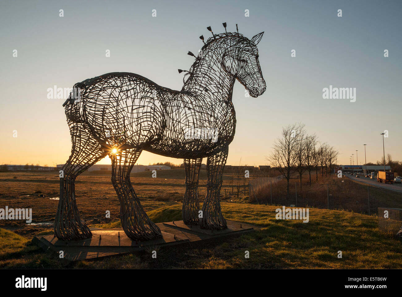 Andy Scott schwere Pferdeskulptur mit Blick auf die Autobahn M8 bei Sonnenuntergang. Stockfoto