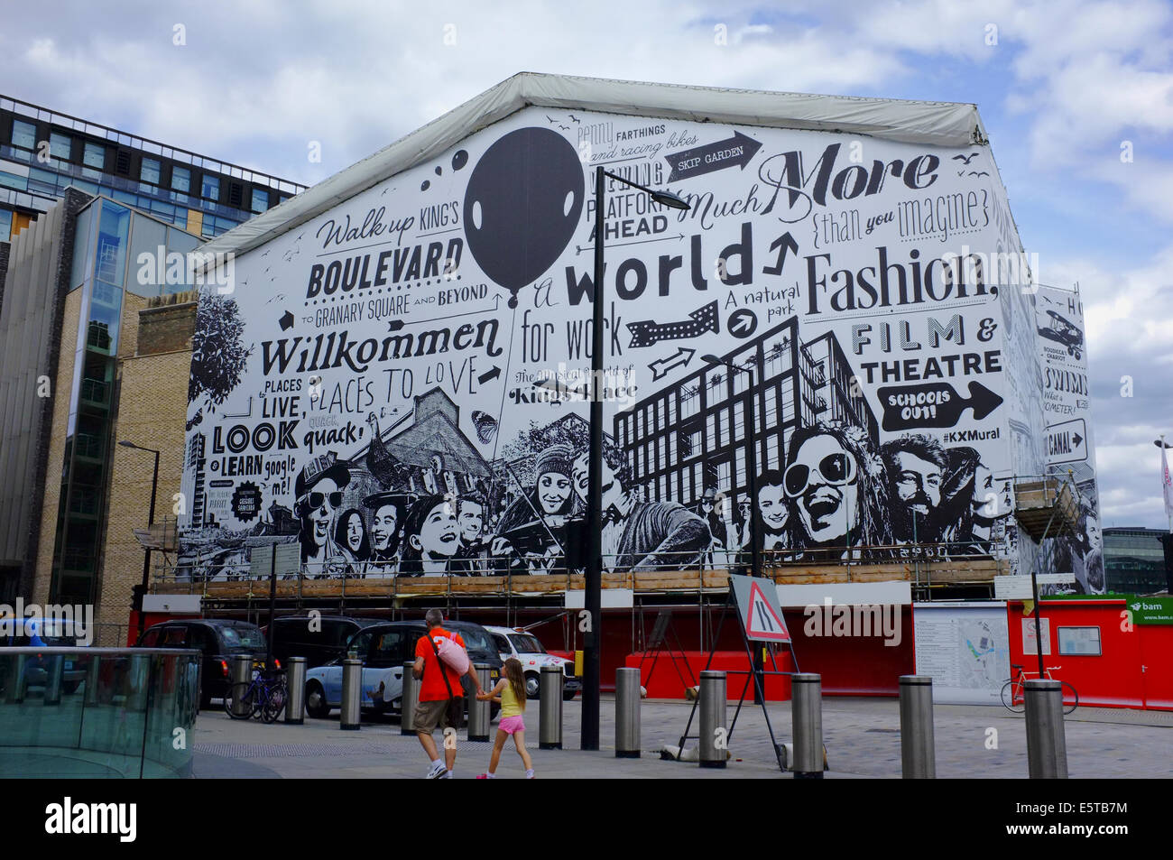 Mann mit jungen Mädchen vorbei an Gebäude renoviert auf Pancras Road, London Stockfoto