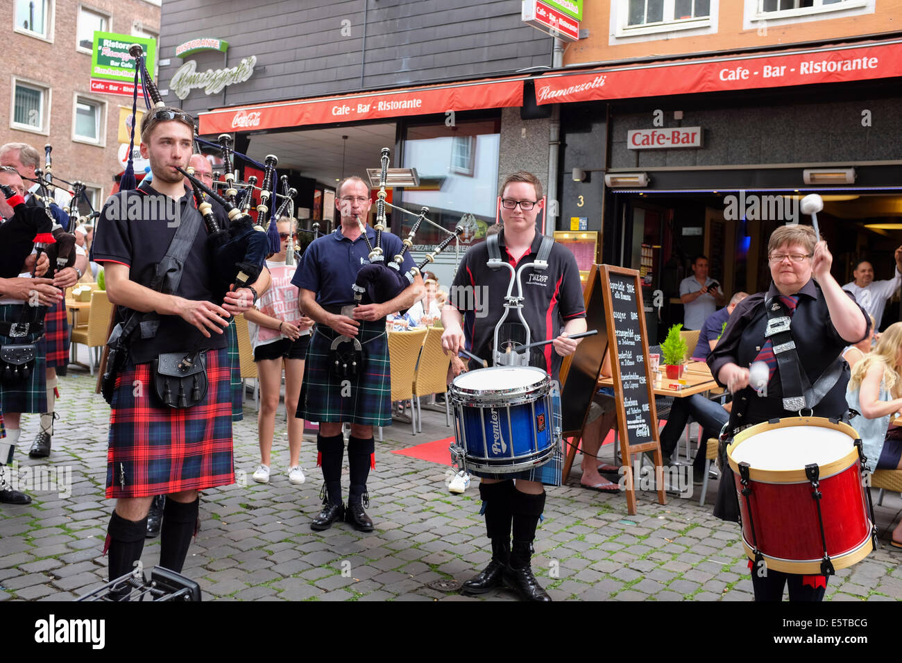 Scottish Pipe Band auf den Straßen der Altstadt von Köln, Deutschland Stockfoto