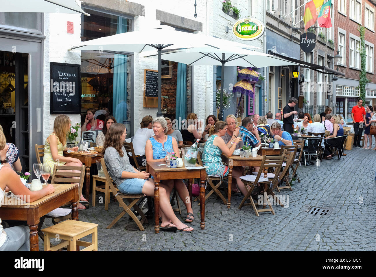 Menschen mit einem Drink in einer Kneipe auf den Straßen der Altstadt von Maastricht, Provinz Limburg, Netherllands Stockfoto