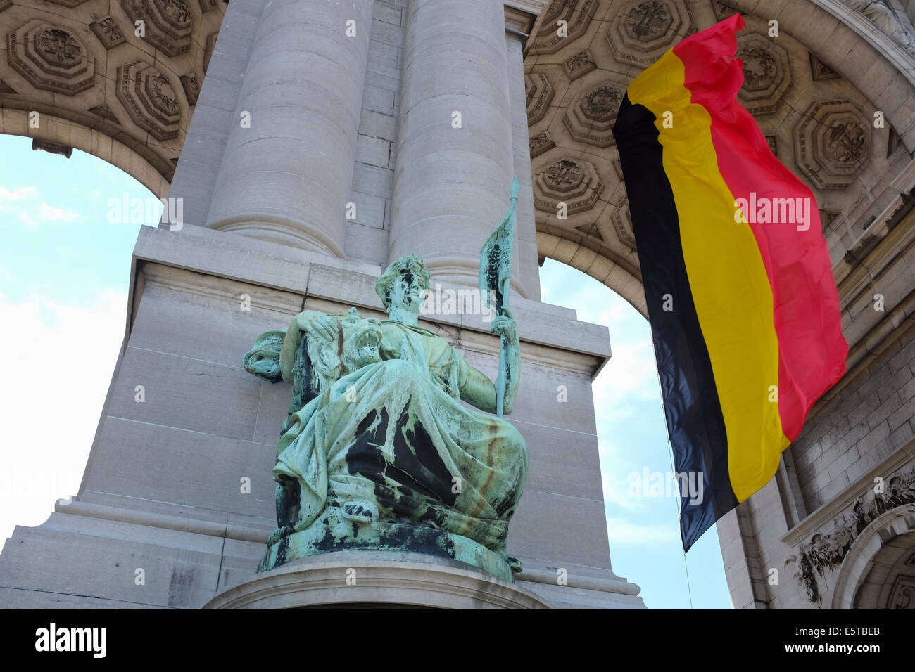 Belgischen Fähnchen im Wind am Triumphbogen der Parc du Cinquantenaire in Brüssel, Belgien Stockfoto