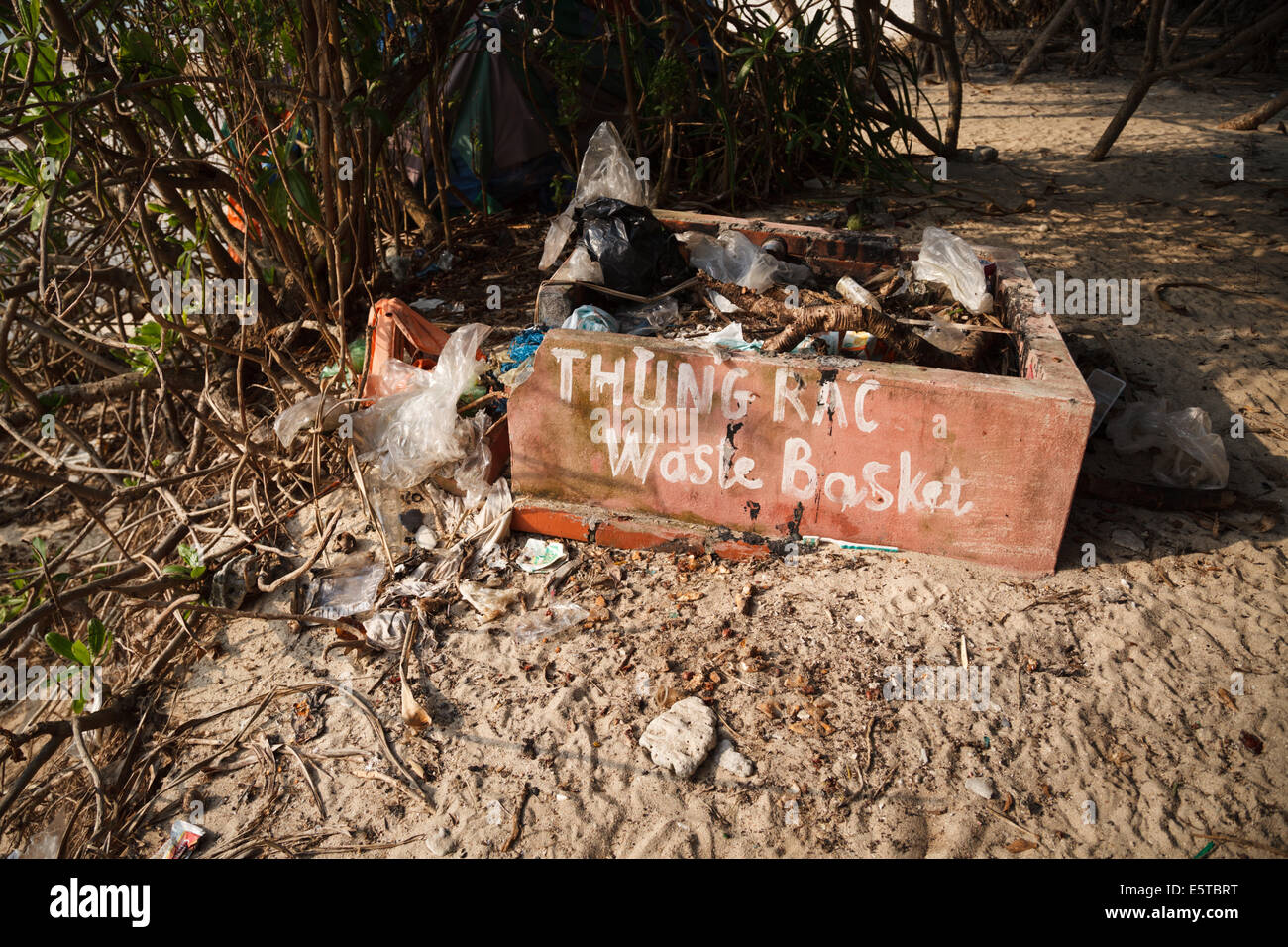 Ein Papierkorb auf Monkey Island, Cat Ba Stockfoto