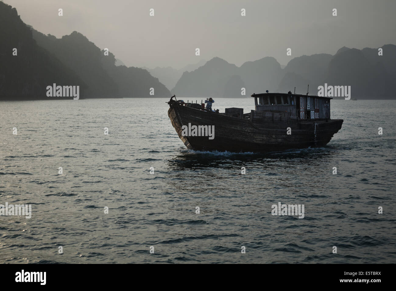 Ein Blick auf ein Holzboot über den Transit in Lan-Ha-Bucht, in der Nähe von Cat Ba Island, Vietnam Stockfoto