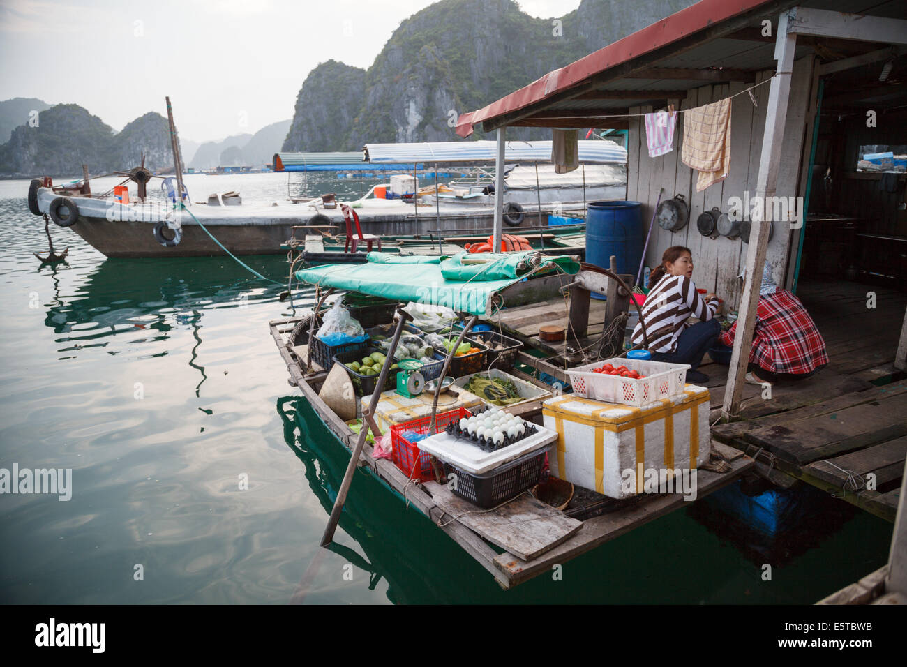 Einem schwebenden Geschäft in Lan-Ha-Bucht in der Nähe von Cat Ba Island, Vietnam Stockfoto