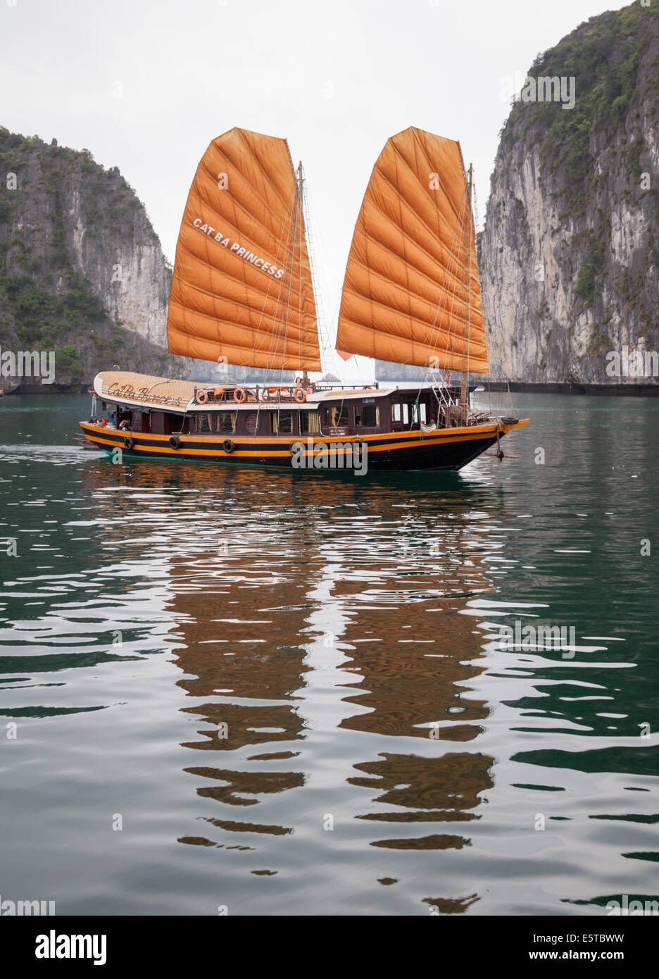 Ein Boot, das Cat Ba Prinzessin, Segeln in Lan-Ha-Bucht Stockfoto