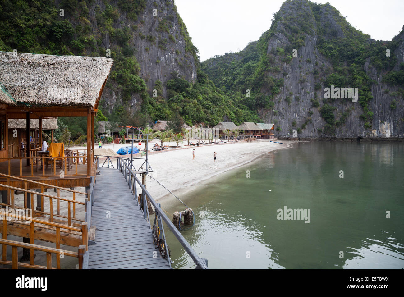 Ein Blick auf das Sandy Beach Resort, Cat Ba, auf Nam Cat Island in Lan-Ha-Bucht. Stockfoto