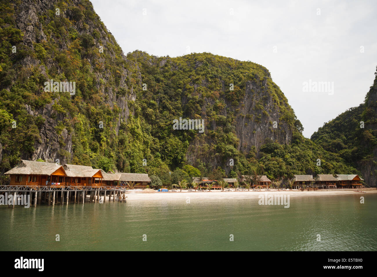 Ein Blick auf das Sandy Beach Resort, Cat Ba, auf Nam Cat Island in Lan-Ha-Bucht. Stockfoto