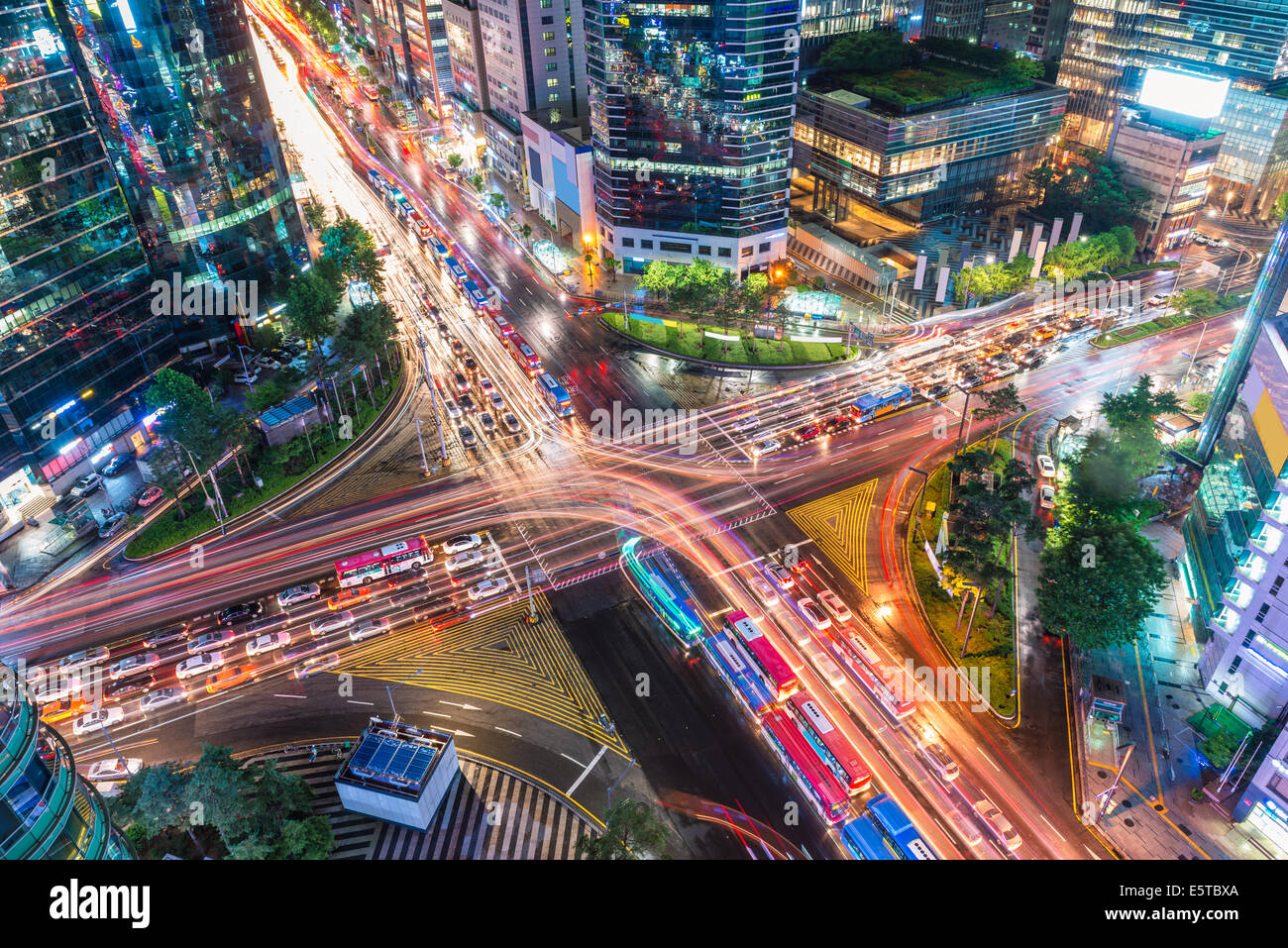 Verkehrsgeschwindigkeiten über eine Kreuzung im Bezirk von Seoul Gangnam. Stockfoto