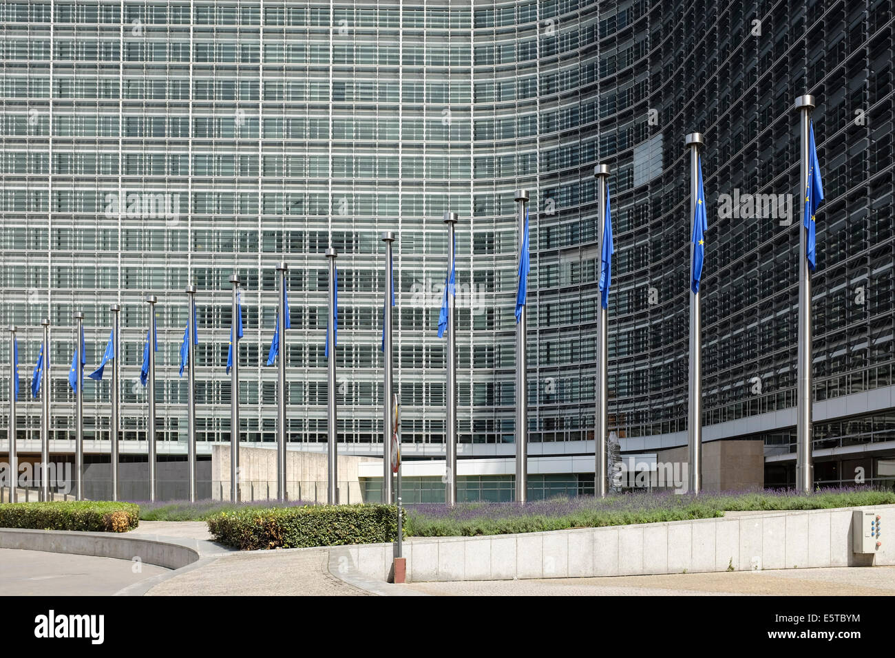 Europäische Union Flaggen vor dem Berlaymont-Gebäude (Europäische Kommission), Wetstraat 200, Brüssel, Belgien Stockfoto