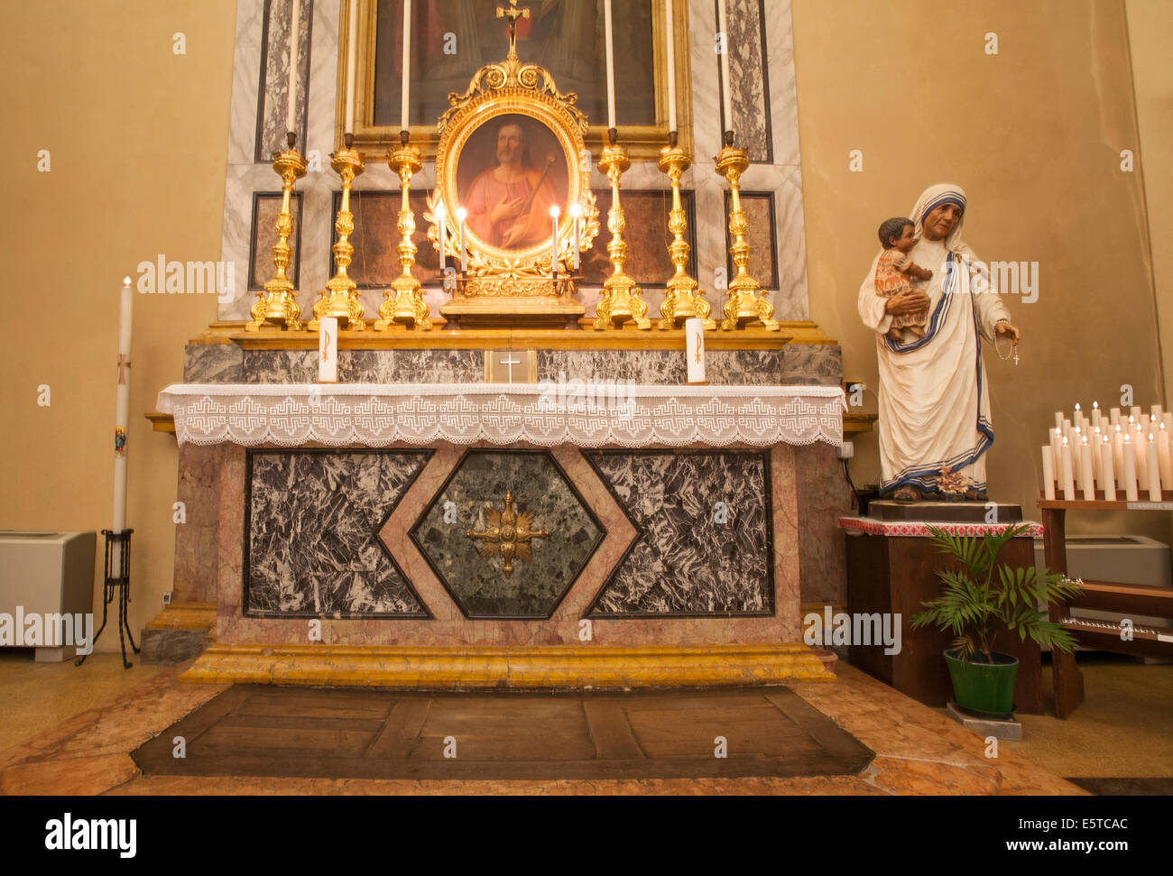 Bild von der Mutter-Theresa-Kapelle im Inneren (Kapelle) Cappella Di San Andrea, Ravenna, Emilia-Romagna, Italien Stockfoto