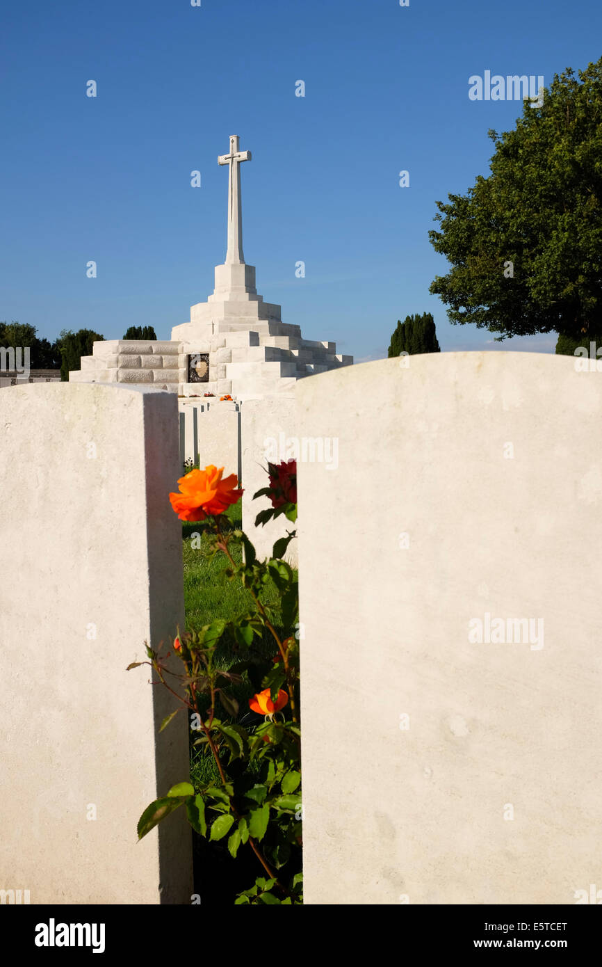 Kreuz des Gedenkens am Tyne Cot Friedhof für die Toten des ersten Weltkrieges, Zonnebeke, Belgien Stockfoto