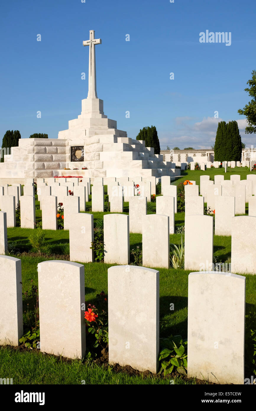 Kreuz des Gedenkens am Tyne Cot Friedhof für die Toten des ersten Weltkrieges, Zonnebeke, Belgien Stockfoto