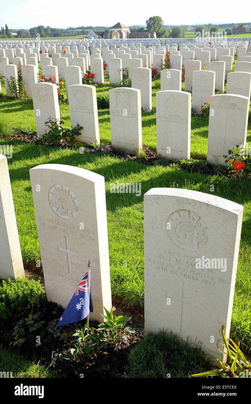 Australische Soldaten Grab auf Tyne Cot Friedhof für die Toten des ersten Weltkrieges, Zonnebeke, Belgien Stockfoto