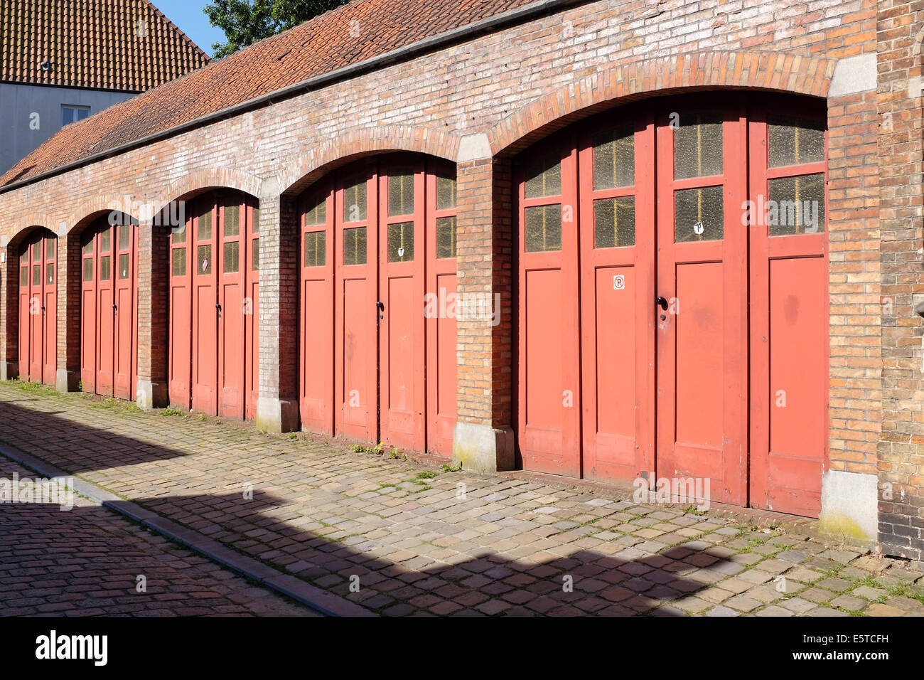 Rote Türen im alten Laden in der Altstadt von Brügge, Belgien Stockfoto