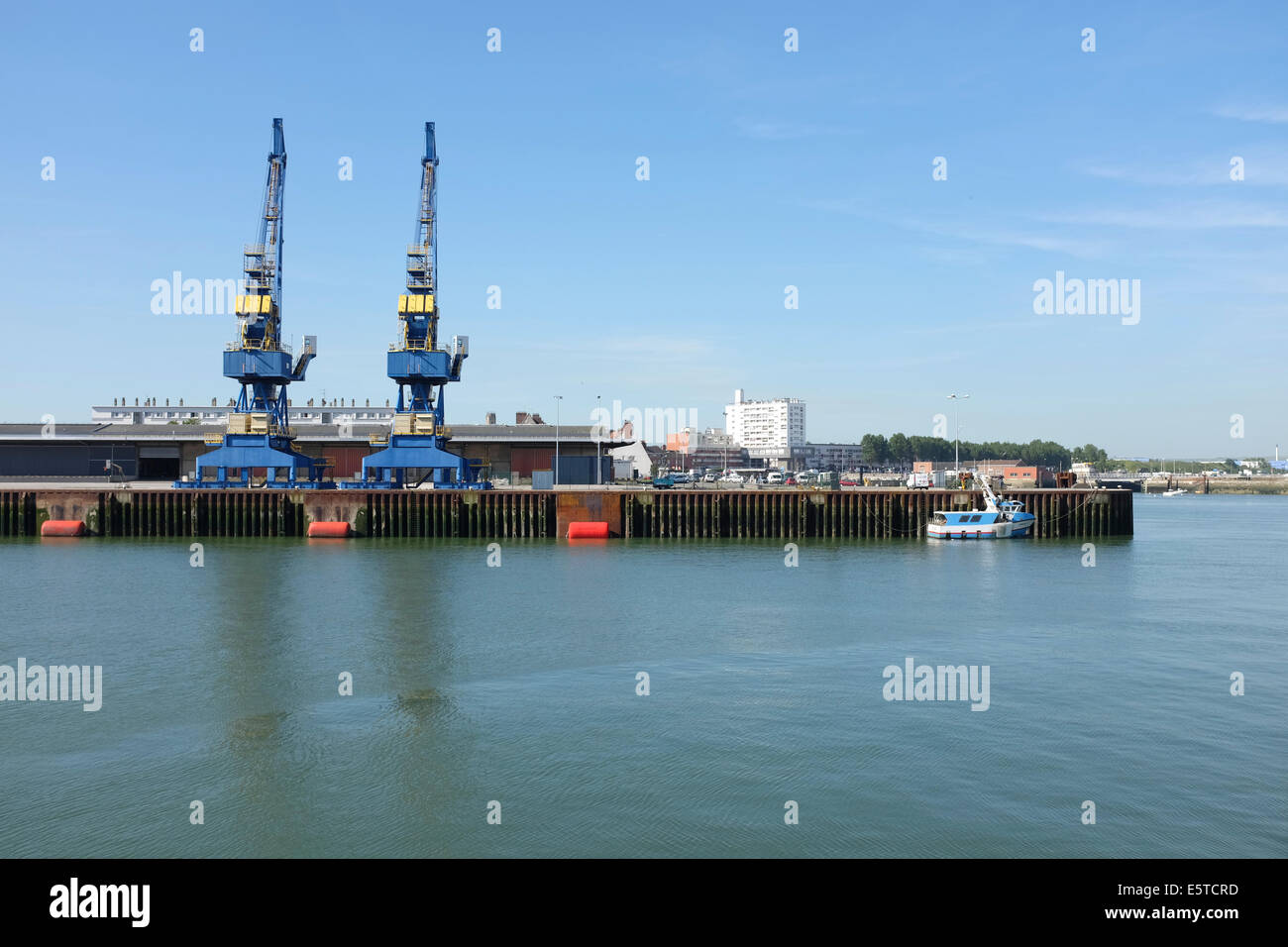 Zwei Kräne zeichnen sich im Hafen von Calais, Frankreich Stockfoto