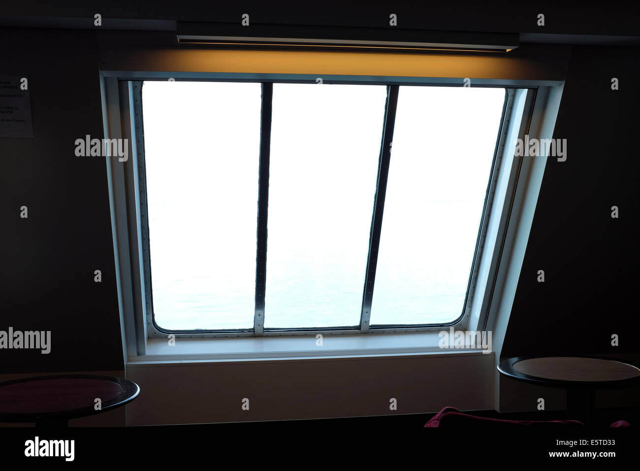 Blick durch das glühende Fähre-Fenster während der Überquerung des Ärmelkanals Stockfoto