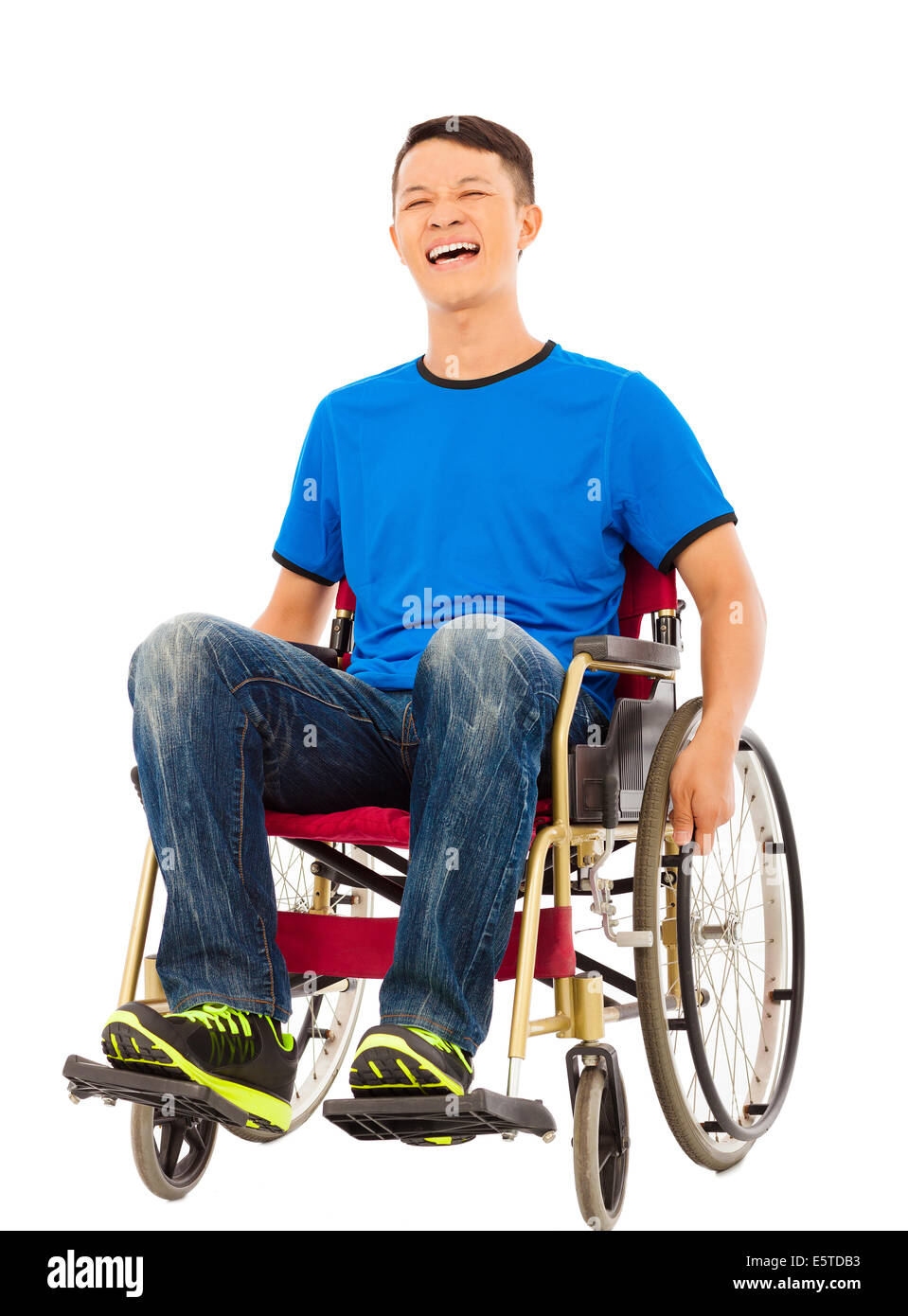 hoffnungsvoller junger Mann sitzt auf einem Rollstuhl im studio Stockfoto