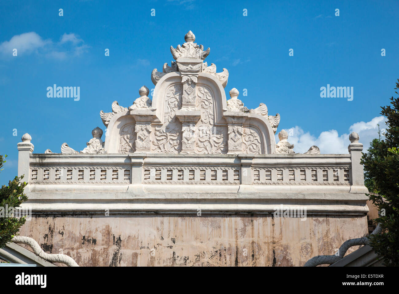 Yogyakarta, Java, Indonesien.  Lotus und Blumenschmuck über East Gate Eingang zum Taman Sari, das Wasserschloss, Mitte des 18. C. Stockfoto