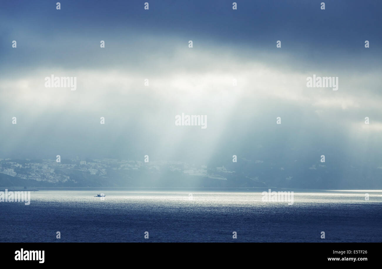 Bucht von Tanger, Marokko. Sonnenlicht geht durch stürmischen Wolken Stockfoto