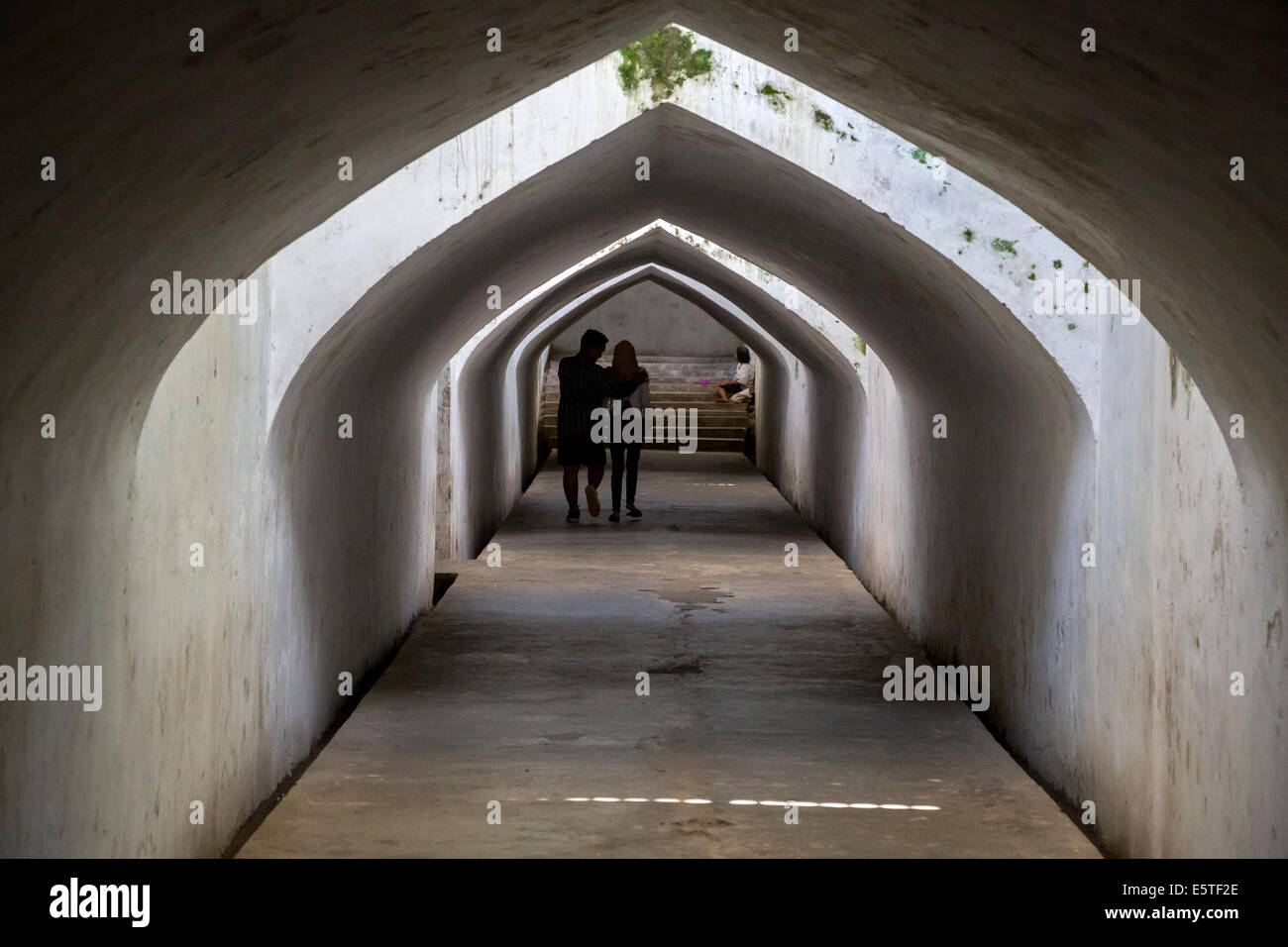 Yogyakarta, Java, Indonesien.  Junges Paar zu Fuß durch Tunnel von unterirdische Moschee, Taman Sari (Wasserpalast) Komplex. Stockfoto