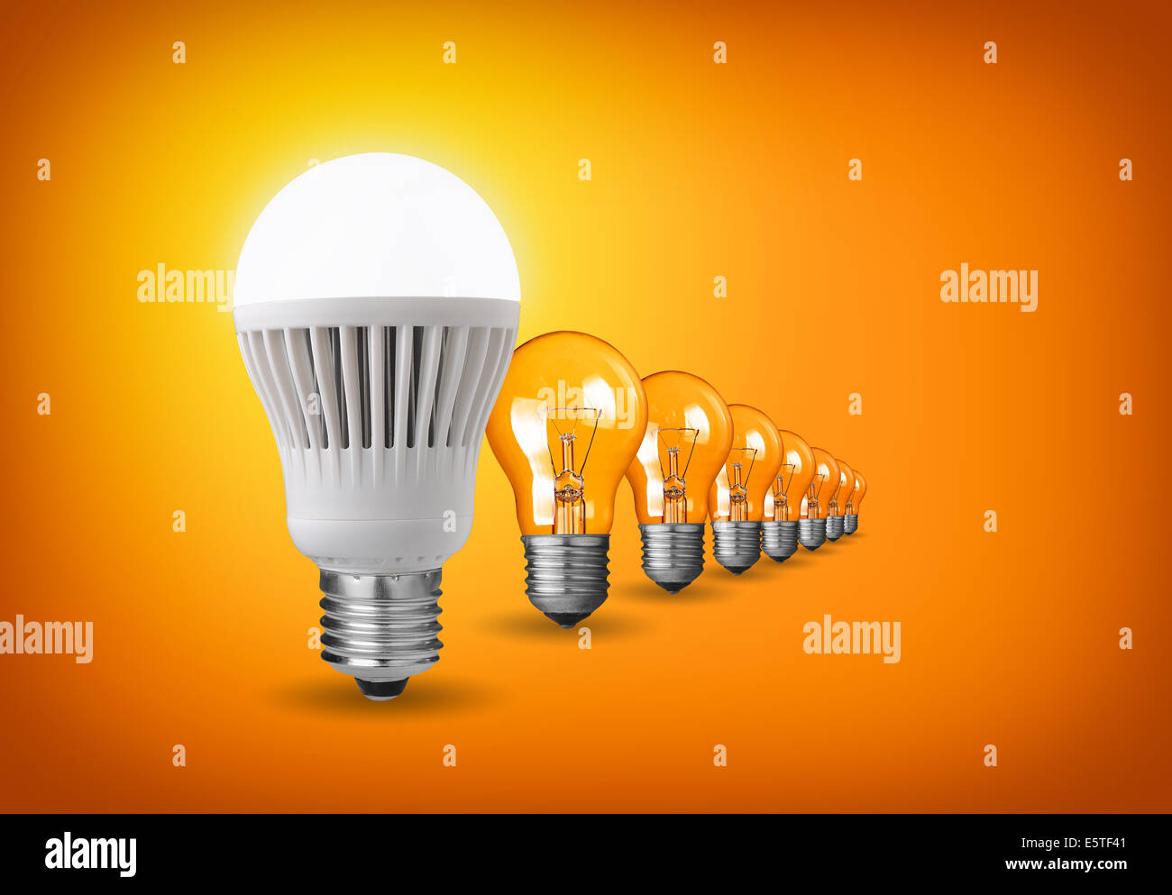 Idee-Konzept mit led Birne und Wolfram Glühbirnen Stockfoto