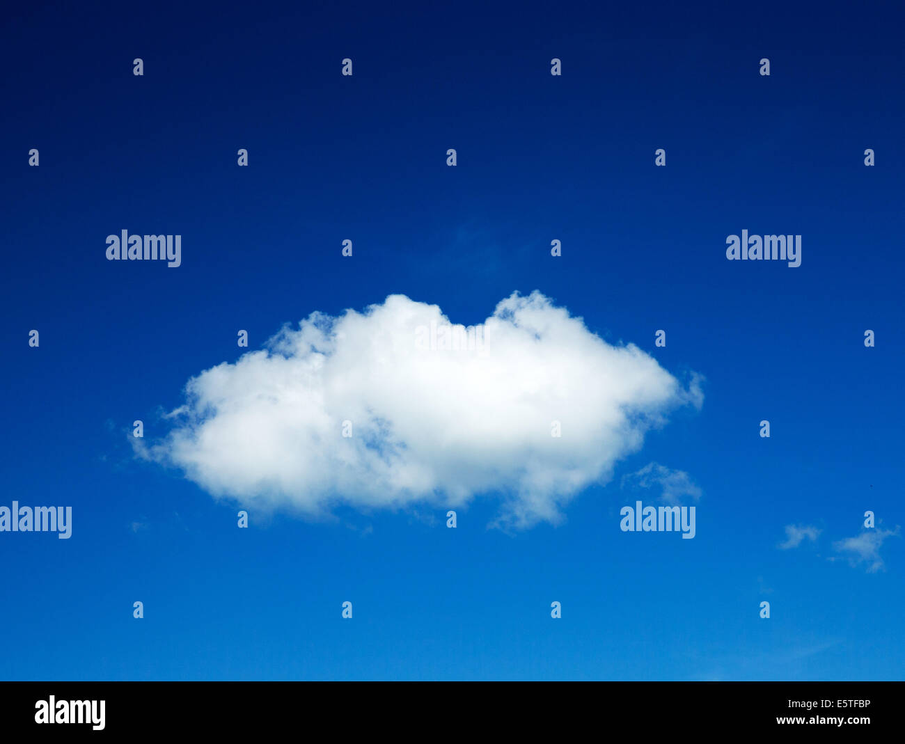 White Cloud gegen blauen Himmel Stockfoto
