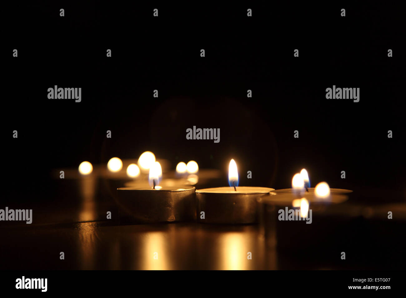 Kerzen auf einem dunklen Hintergrund Stockfoto