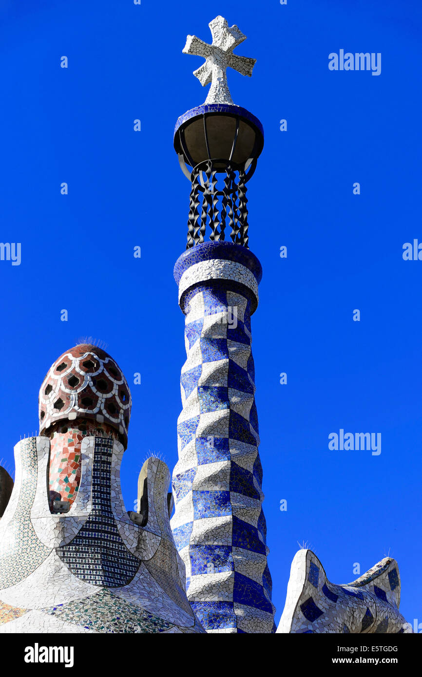 Turm, Torhaus, entworfen von Antoni Gaudi, Park Güell, UNESCO-Weltkulturerbe, Barcelona, Katalonien, Spanien Stockfoto