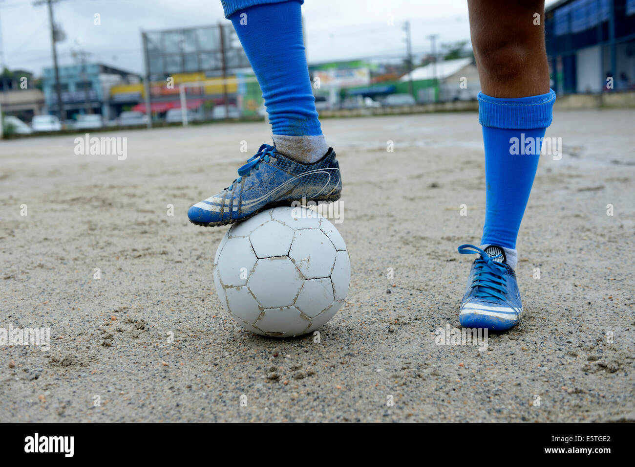 Kick-off, Teenager, die Sicherung des Balls auf einem sandigen Fußball Tonhöhe, São Gonçalo, Niterói, Bundesstaat Rio De Janeiro, Brasilien Stockfoto