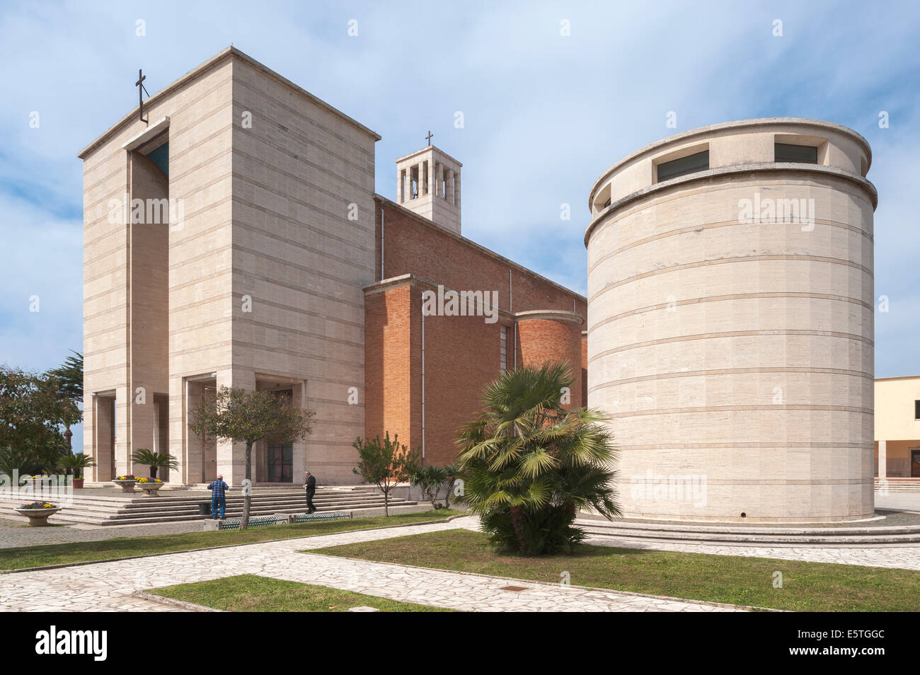 Kirche mit Turm, 1935, monumentale Architektur, Sabaudia, Latium, Italien Stockfoto Kirche mit Turm, 1935, monumentale Architektur, Sabaudia, Latium, Italien Stockfoto