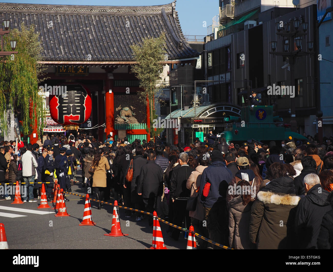 Große Menge an Senso-Ji Tempel Kaminarimon für japanische Neujahr, Hatsumode, Asakusa, Tokio, Japan Stockfoto