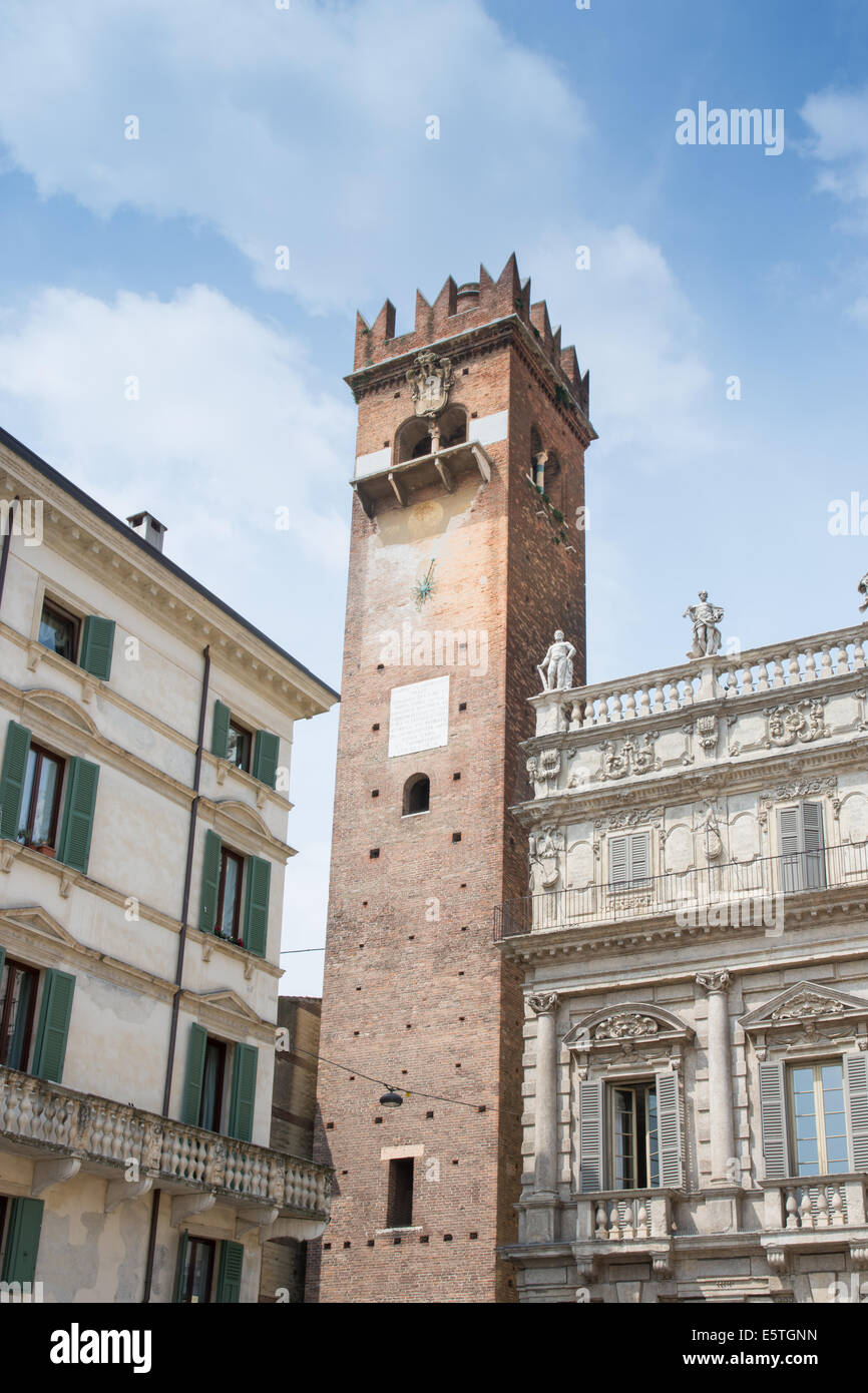 Turm in der historischen Stadt von Verona (Italien) Stockfoto