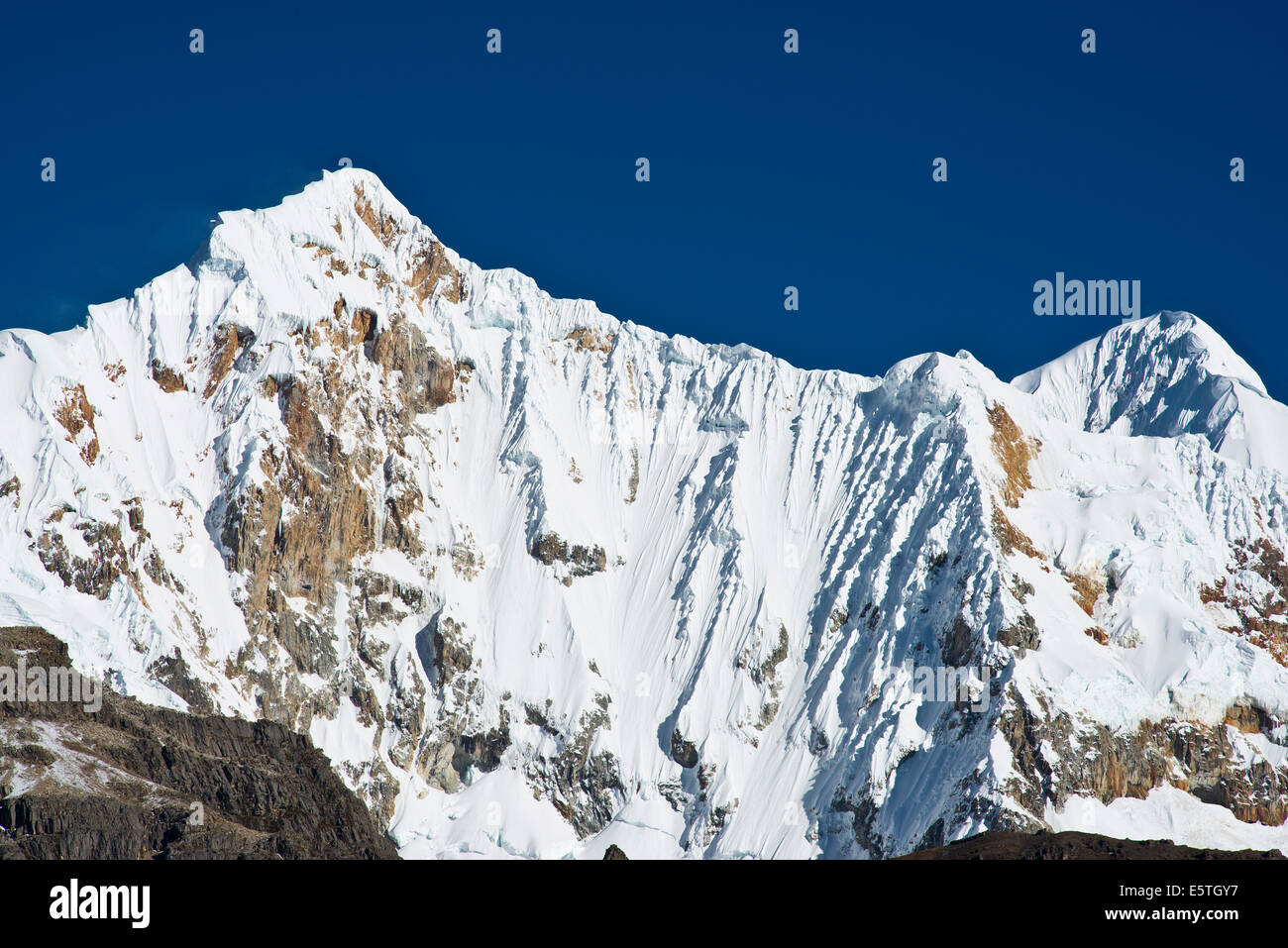 Schneebedeckten Mt Nevados Jurau, Cordillera Huayhuash Gebirge, Nord-Peru, Peru Stockfoto
