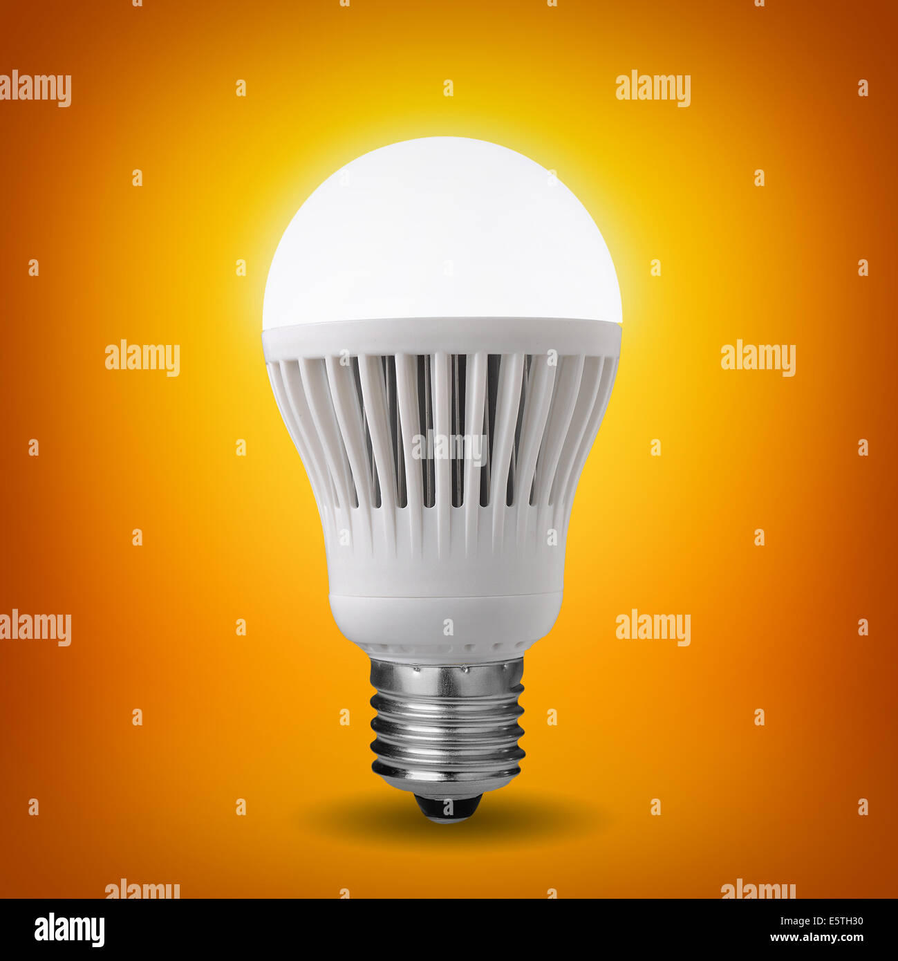 Idee-Konzept mit leuchtenden led-Birne Stockfoto