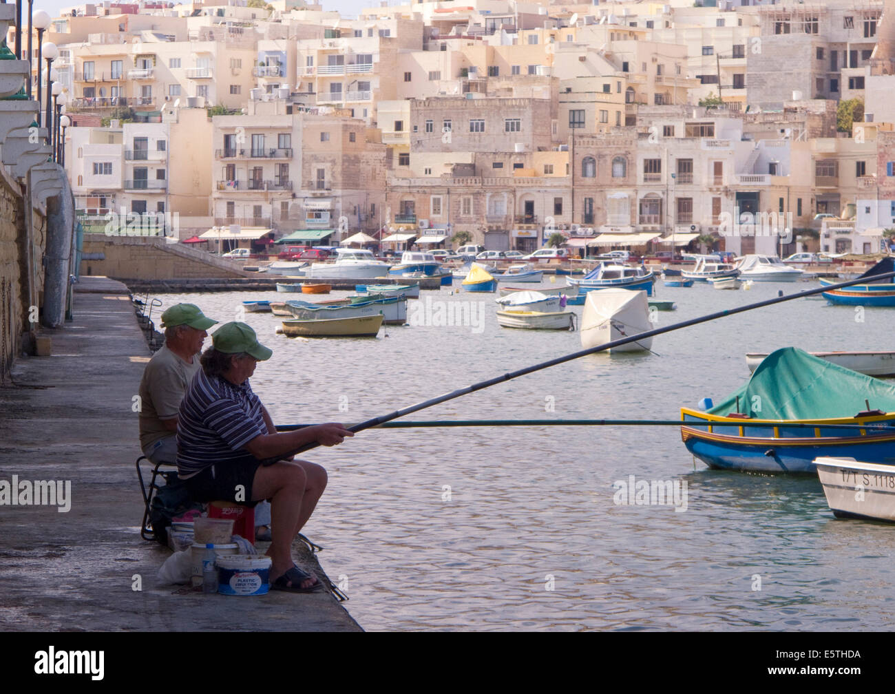 Zwei Männer angeln, Marsaskala, Malta, Mittelmeer, Europa Stockfoto