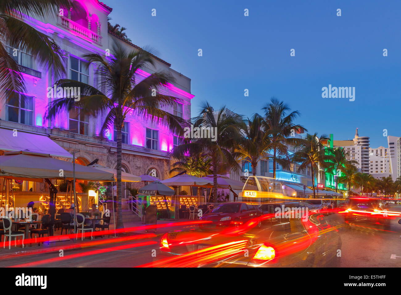 Art Deco District bei Nacht, Ocean Drive, South Beach, Miami Beach, Florida, Vereinigte Staaten von Amerika, Nordamerika. Stockfoto