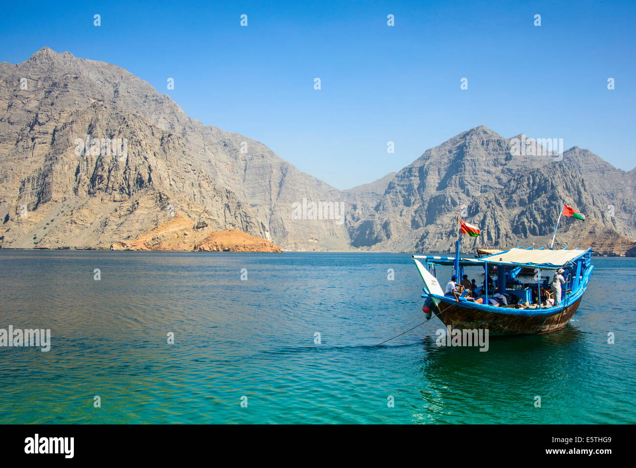 Touristenboot in Form von einem Dhow Segeln in Khor Ash-Sham Fjord, Musandam, Oman, Naher Osten Stockfoto