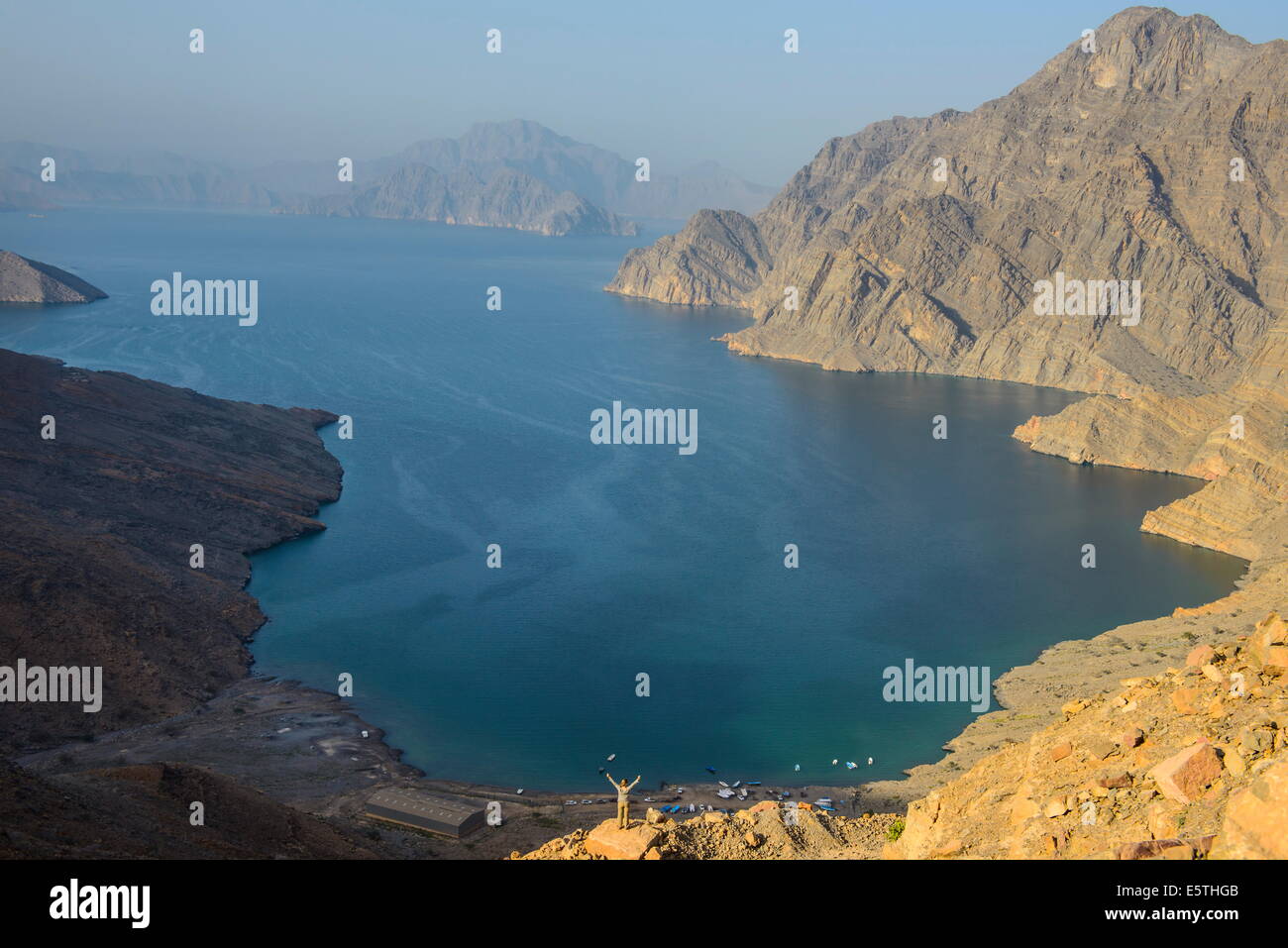 Frau an einem Aussichtspunkt über die Khor ein Najd Fjord, Musandam, Oman, Naher Osten Stockfoto