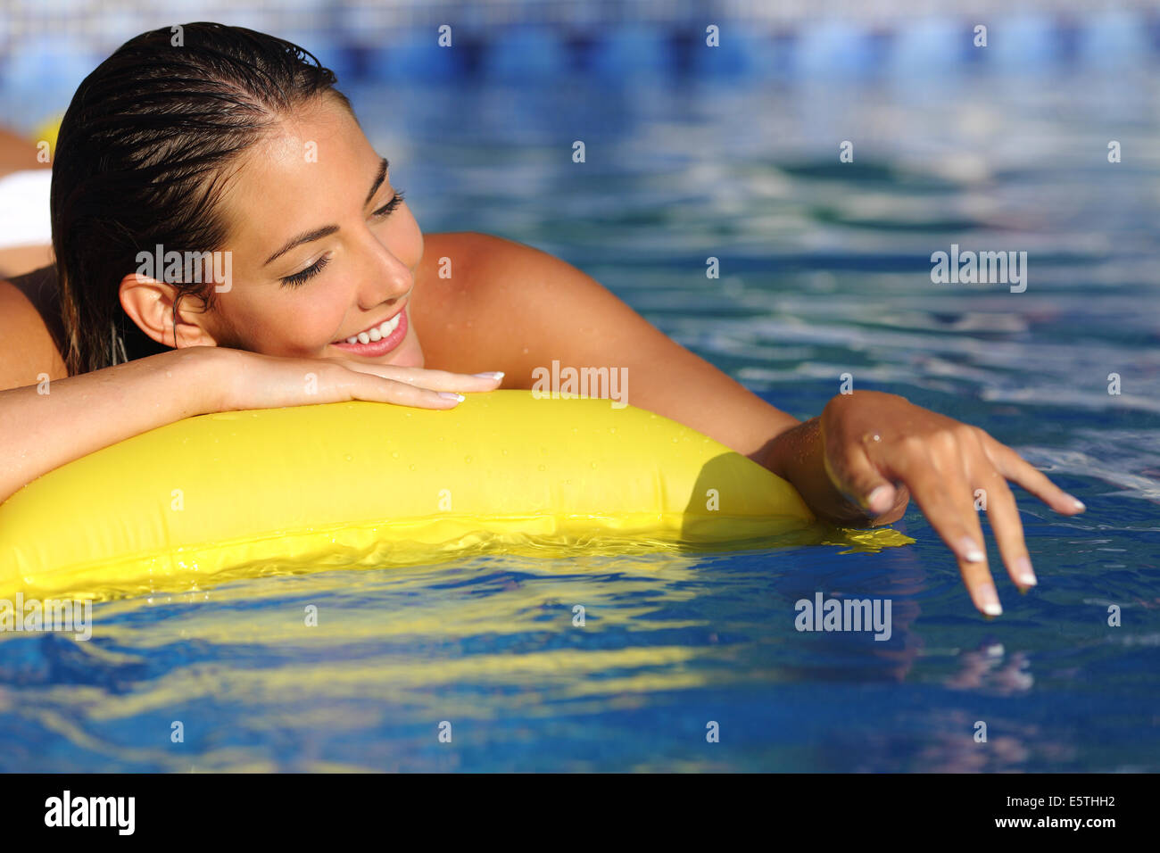 Frau Baden und spielen auf einer Matratze mit Wasser auf einen Swimming Pool  im Urlaub Stockfotografie - Alamy