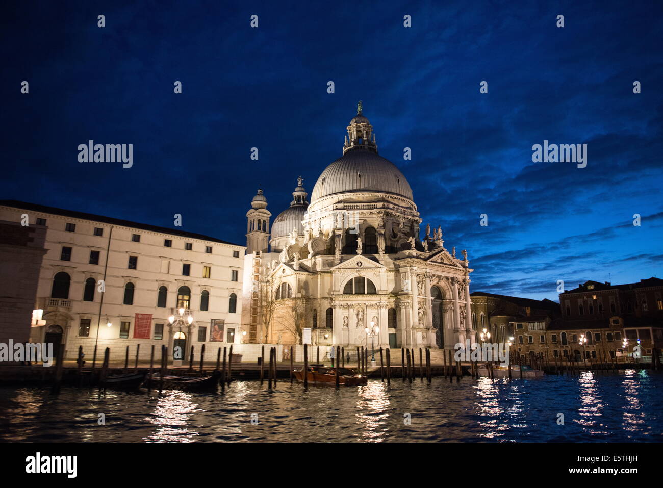 Santa Maria della Salute Kirche bei Dämmerung, Canal Grande, Venedig, UNESCO World Heritage Site, Veneto, Italien, Europa Stockfoto